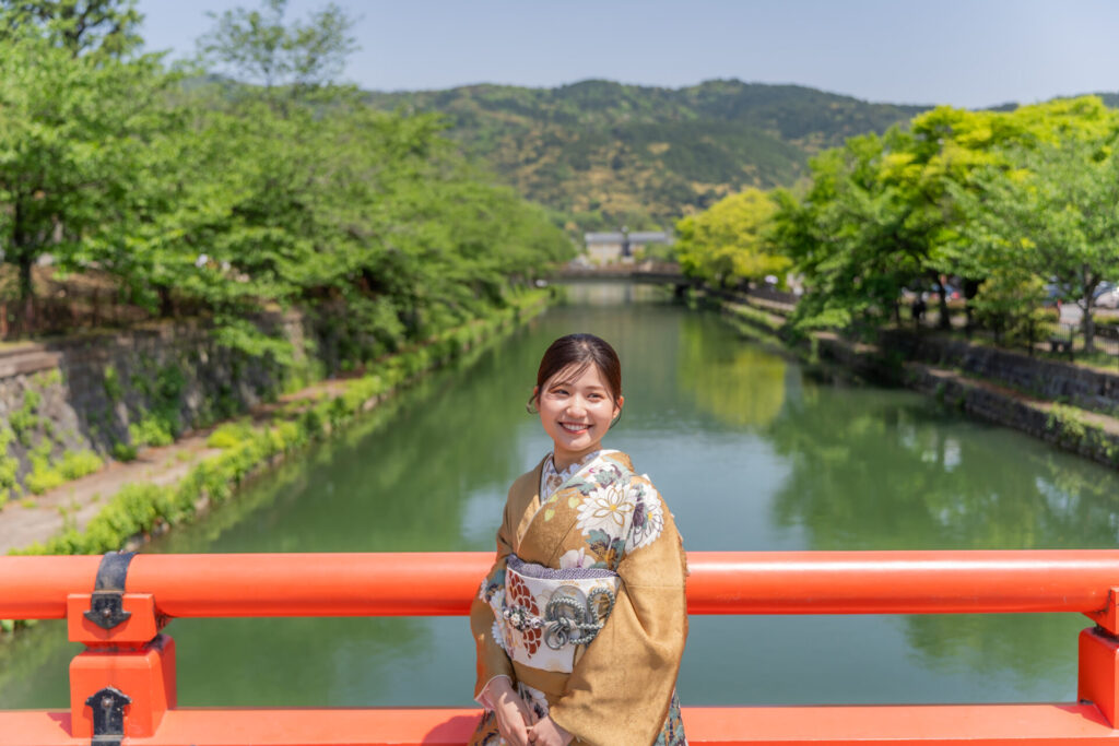 平安神宮成人式前撮り 岡崎公園の疎水前にて