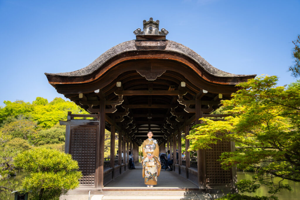 平安神宮成人式前撮り 木の温もりを感じる橋殿にて