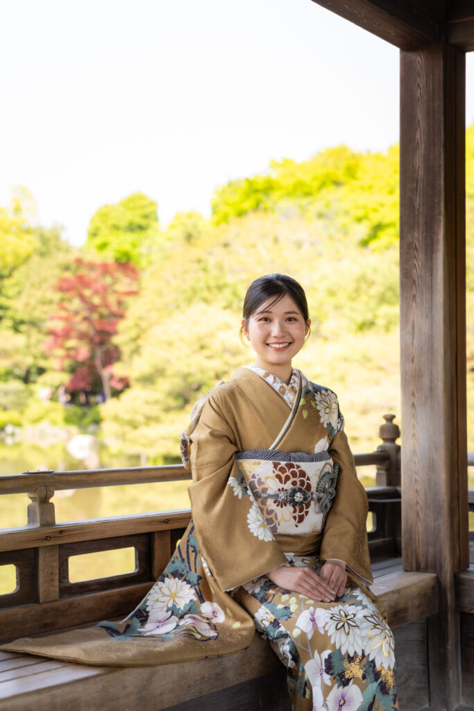 平安神宮成人式前撮り 木の温もりを感じる橋殿にて
