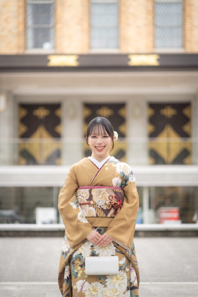 【平安神宮成人式前撮り 美術館前での一枚】
美術館のクラシカルな外観を背景に、振袖姿がいっそう引き立つ一枚。
和の装いと洋の建築が織りなす、どこかドラマチックな雰囲気が魅力です。
晴れやかな表情と凛とした立ち姿に、大人への一歩を感じる瞬間。
平安神宮エリアならではのロケーションで、特別な記念を残しました。
