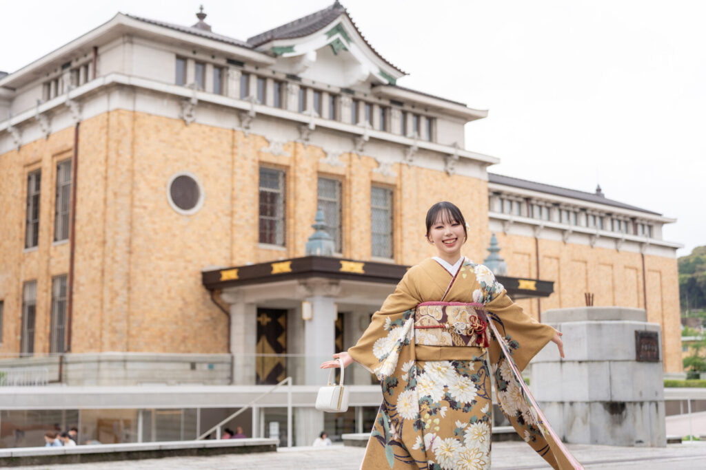 【平安神宮成人式前撮り 美術館前での一枚】
美術館のクラシカルな外観を背景に、振袖姿がいっそう引き立つ一枚。
和の装いと洋の建築が織りなす、どこかドラマチックな雰囲気が魅力です。
晴れやかな表情と凛とした立ち姿に、大人への一歩を感じる瞬間。
平安神宮エリアならではのロケーションで、特別な記念を残しました。