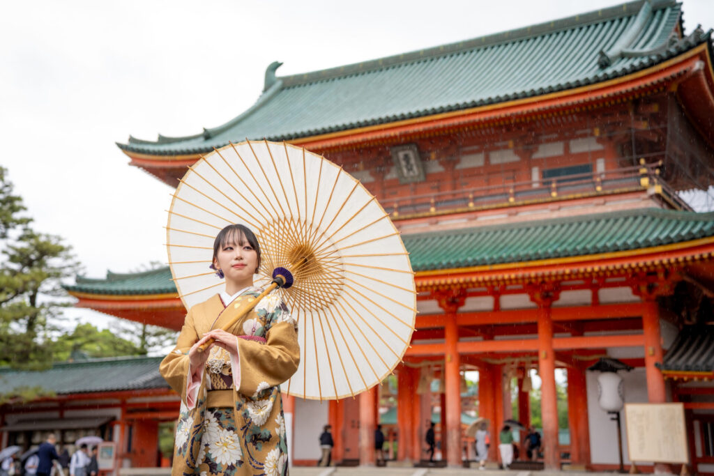 【平安神宮成人式前撮り 応天門前での一枚】
歴史と風格を感じる応天門を背景に、晴れ姿を一枚。
赤い門と青空、そして華やかな振袖のコントラストが美しく、まるで絵巻物のようなワンシーンに。
京都ならではの格式あるロケーションで、成人の節目を心に残る一日に。