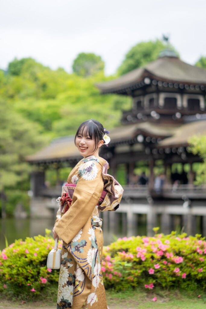 【平安神宮成人式前撮り 神苑での一枚】
静けさと手入れをされた木々の緑に包まれた神苑にて。
細殿の前では池に映る景色とともに、振袖姿がひときわ映える瞬間。
まるで時間がゆっくりと流れているかのような、穏やかな一枚になりました。
華やかな装いと自然の美しさが溶け合う、特別な前撮り時間です。