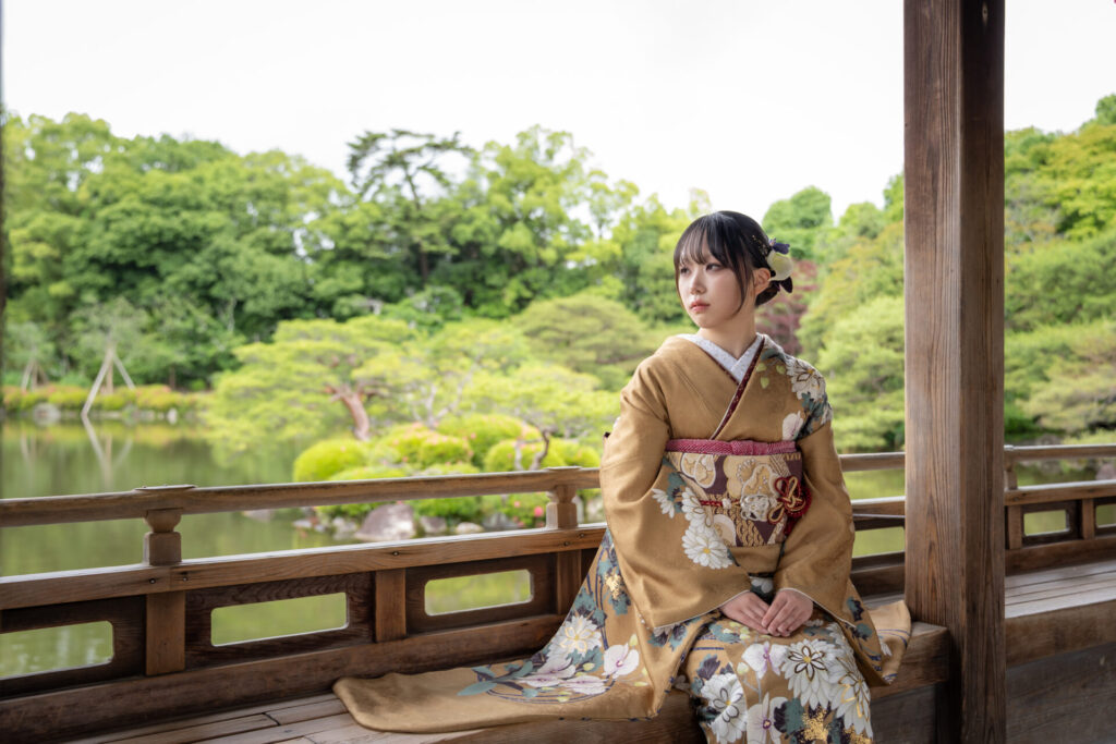 【平安神宮成人式前撮り 神苑での一枚】
静けさと手入れをされた木々の緑に包まれた神苑にて。
細殿の前では池に映る景色とともに、振袖姿がひときわ映える瞬間。
まるで時間がゆっくりと流れているかのような、穏やかな一枚になりました。
華やかな装いと自然の美しさが溶け合う、特別な前撮り時間です。