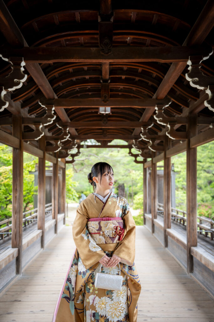 【平安神宮成人式前撮り 神苑での一枚】
静けさと手入れをされた木々の緑に包まれた神苑にて。
細殿の前では池に映る景色とともに、振袖姿がひときわ映える瞬間。
まるで時間がゆっくりと流れているかのような、穏やかな一枚になりました。
華やかな装いと自然の美しさが溶け合う、特別な前撮り時間です。