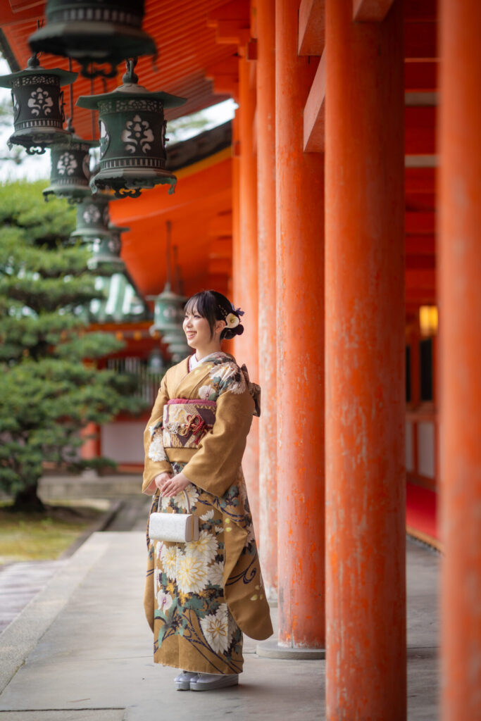 平安神宮成人式前撮り 朱塗りの回廊にて
朱塗りが美しい平安神宮の回廊での一枚。
鮮やかな振袖と、歴史ある建築美が絶妙に調和した印象的なカットになりました。
静かに佇むその姿は、どこか大人びた表情も見せてくれて…
一歩一歩、成人への節目を感じさせる特別な瞬間でした。