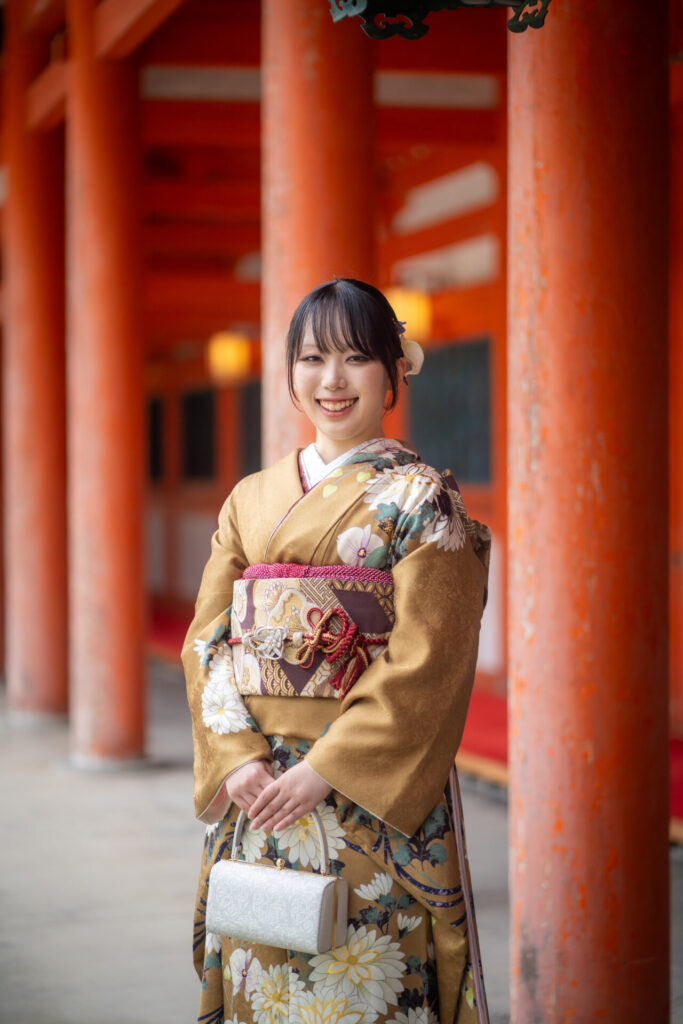 平安神宮成人式前撮り 朱塗りの回廊にて
朱塗りが美しい平安神宮の回廊での一枚。
鮮やかな振袖と、歴史ある建築美が絶妙に調和した印象的なカットになりました。
静かに佇むその姿は、どこか大人びた表情も見せてくれて…
一歩一歩、成人への節目を感じさせる特別な瞬間でした。