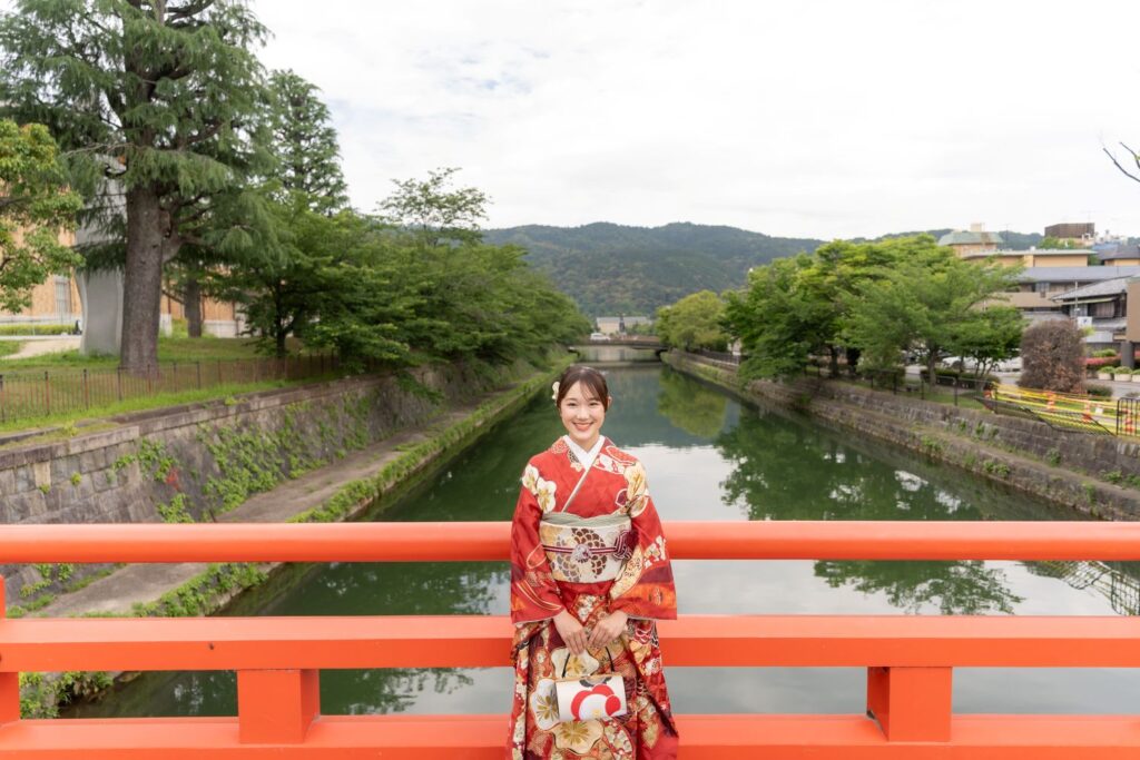 京都岡崎公園の朱塗りの橋上で東山を背景に成人式前撮り