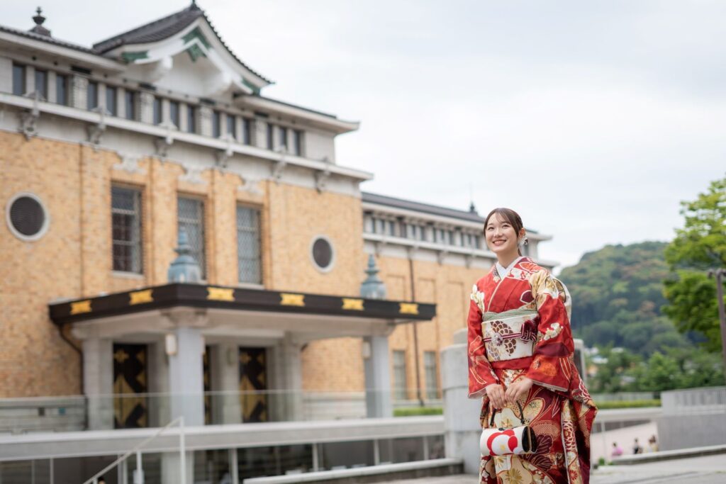 京都岡崎公園内の美術館前での成人式前撮り