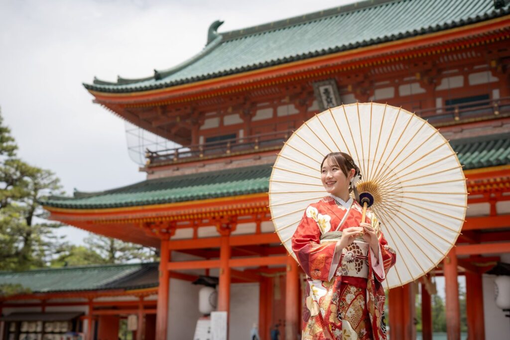 平安神宮の応天門を背景に成人式前撮り