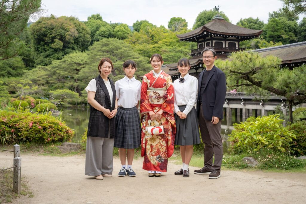 平安神宮の橋殿を背景に家族写真