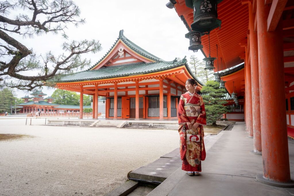 平安神宮の儀式殿を背景に成人式前撮り