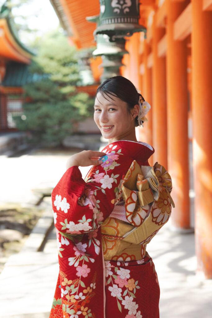 平安神宮の回廊にて、赤の振袖の成人式の前撮り