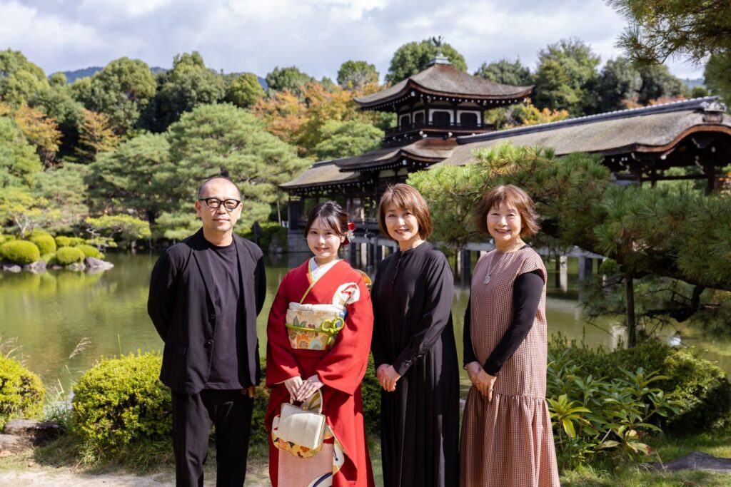 平安神宮成人式前撮り。神苑にてご家族写真。