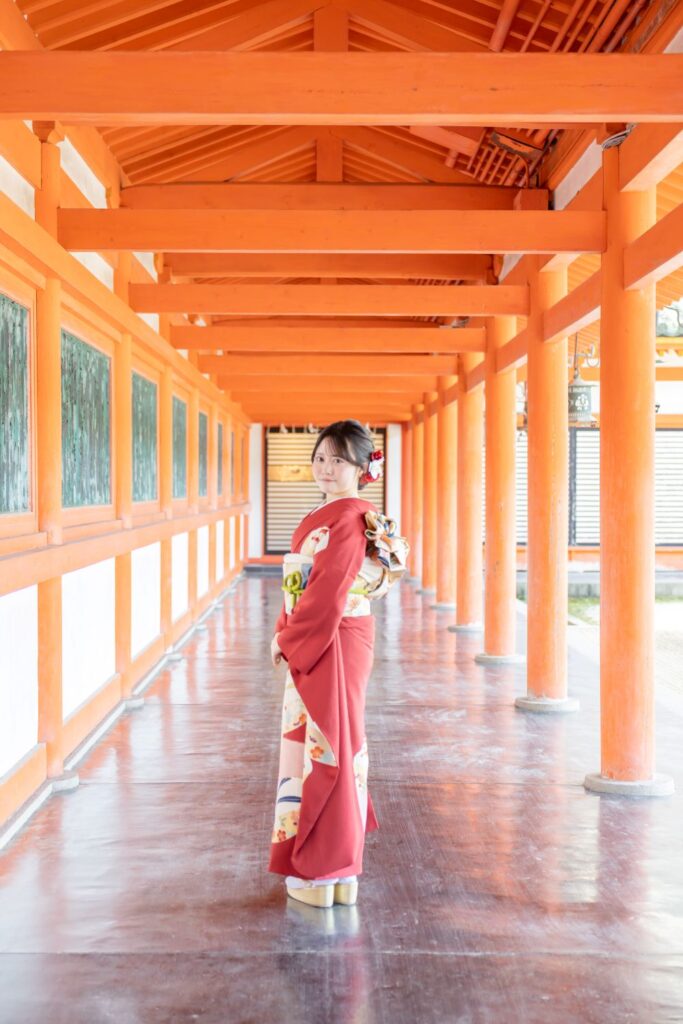 平安神宮成人式前撮り。朱塗りの回廊。