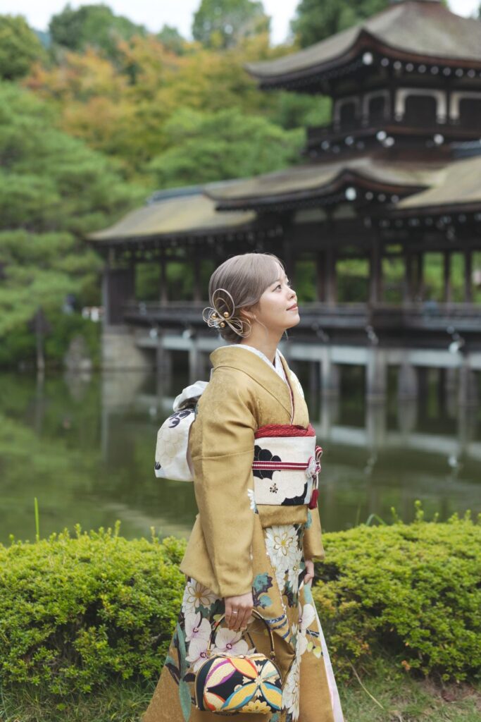 平安神宮の神苑を背景に成人式の前撮り風景